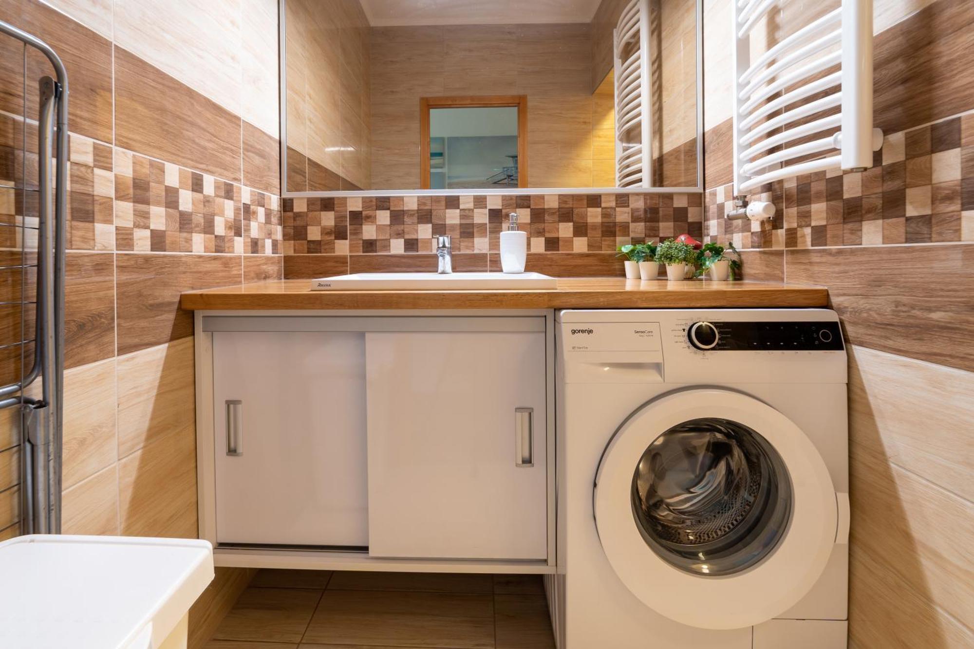 Comfort 14 -- Stylish City Apartment Netflix, Wi-Fi & Parking Мішкольц Екстер'єр фото
