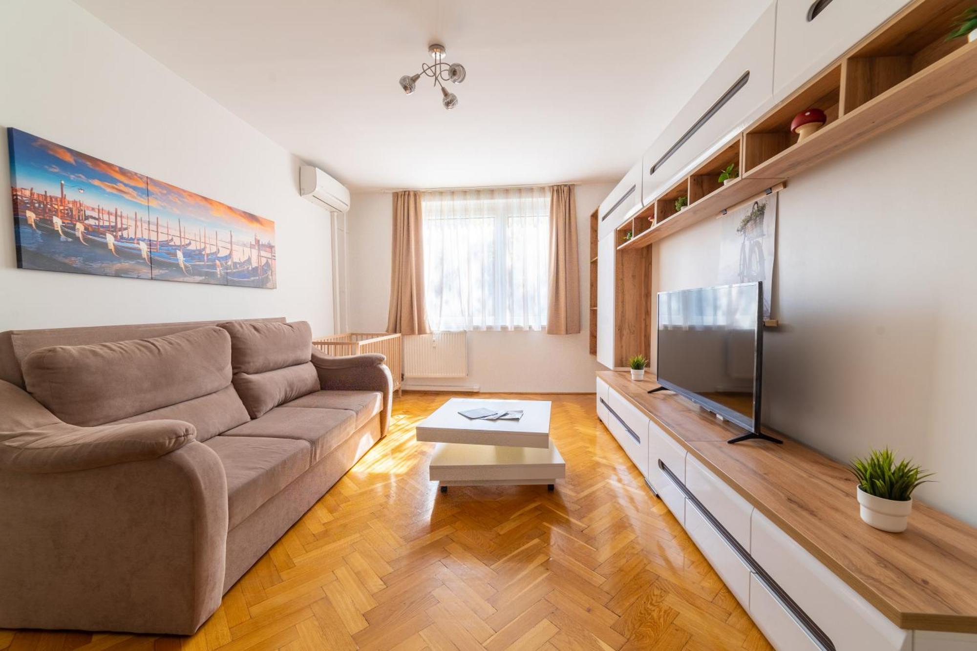 Comfort 14 -- Stylish City Apartment Netflix, Wi-Fi & Parking Мішкольц Екстер'єр фото