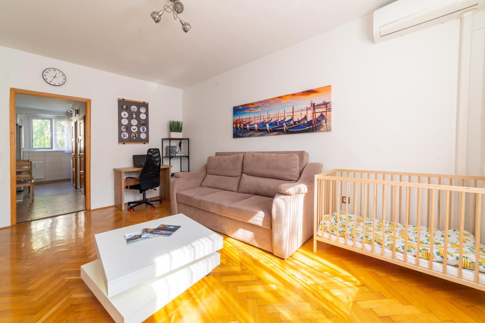 Comfort 14 -- Stylish City Apartment Netflix, Wi-Fi & Parking Мішкольц Екстер'єр фото