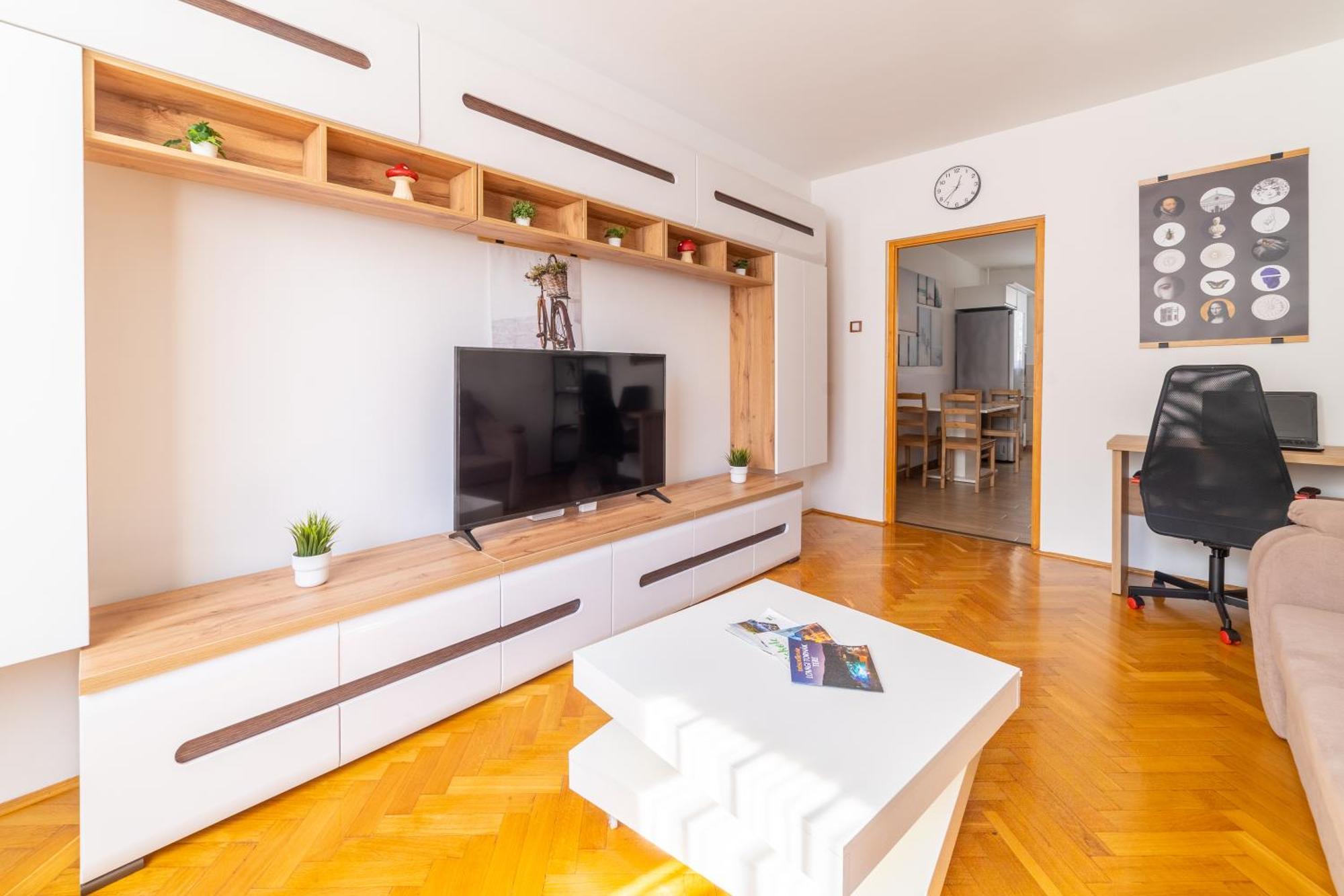 Comfort 14 -- Stylish City Apartment Netflix, Wi-Fi & Parking Мішкольц Екстер'єр фото