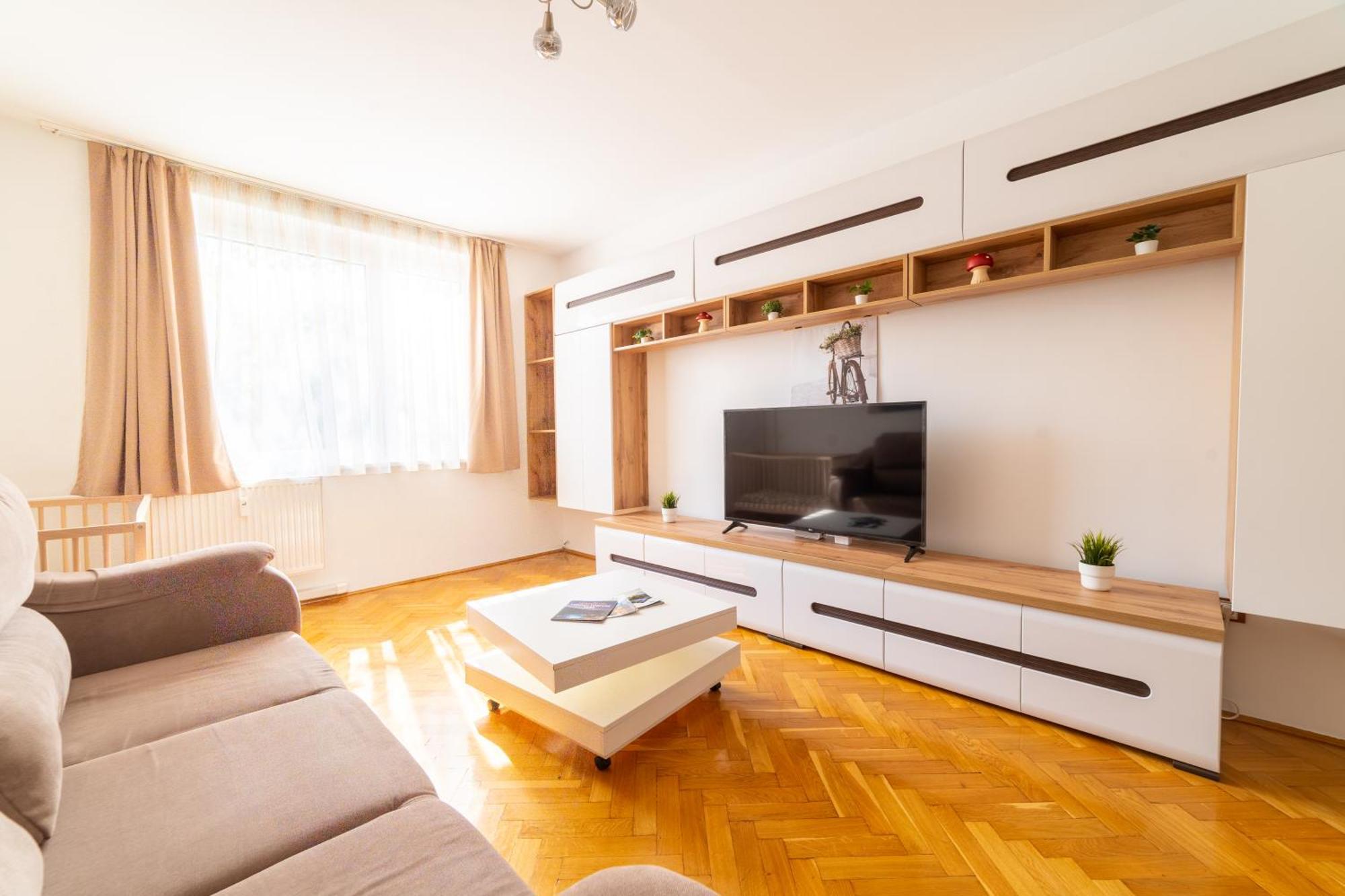 Comfort 14 -- Stylish City Apartment Netflix, Wi-Fi & Parking Мішкольц Екстер'єр фото