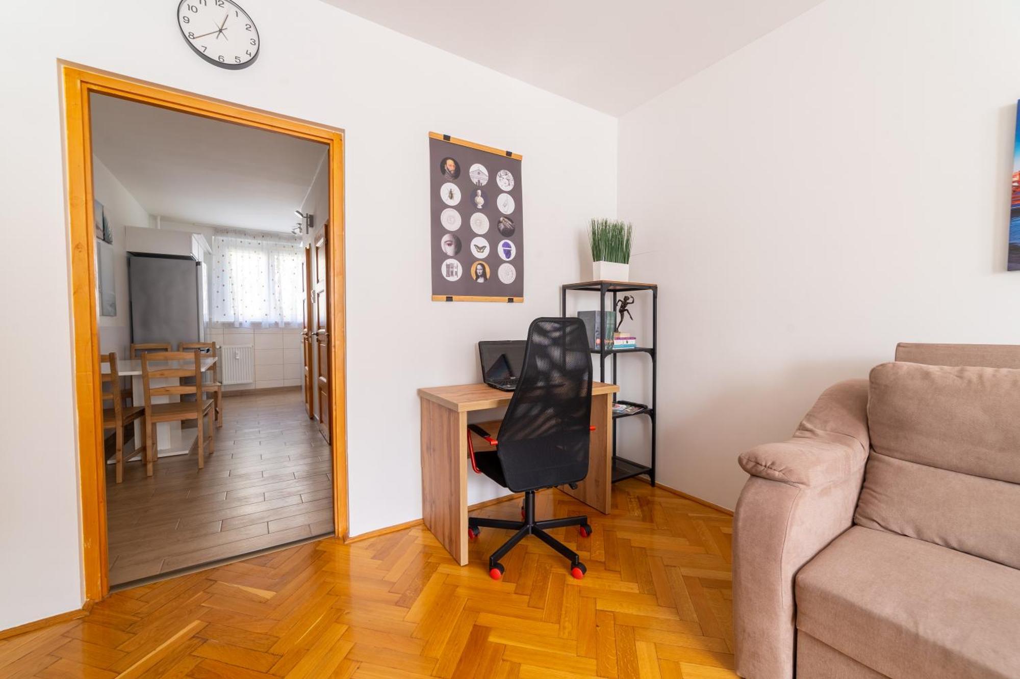 Comfort 14 -- Stylish City Apartment Netflix, Wi-Fi & Parking Мішкольц Екстер'єр фото